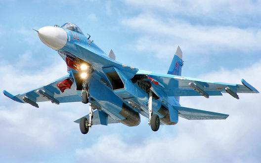 Обои на рабочий стол Истребитель Российских ВВС Су-27 выполняет взлет с включенными фарами для отпугивания птиц