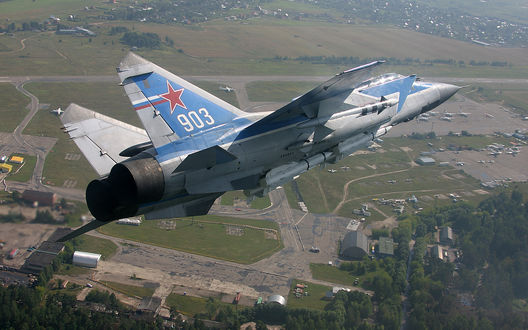 Обои на рабочий стол Многоцелевой истребитель Российских ВВС Миг-31 выполняет вираж перед заходом на посадку на свой аэродром