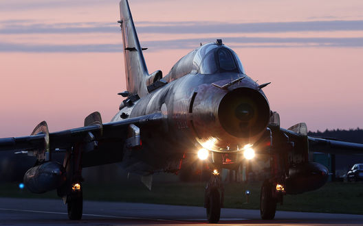 Обои на рабочий стол Бомбардировщик Российских ВВС СУ-22м4 вырулил на старт для совершения ночного учебно-тренировочного полета