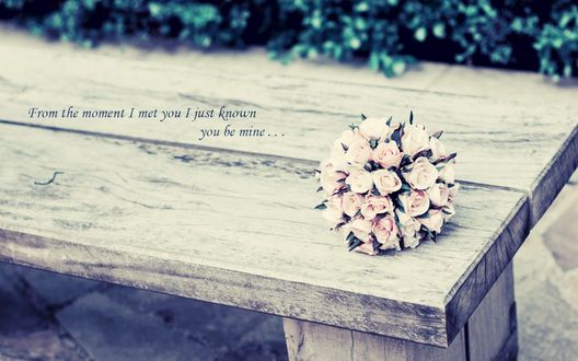 Обои на рабочий стол Букет роз лежит на скамье (From the moment I met you I just known you be mine / С момента встречи с тобой я просто знала, что ты будешь моим)