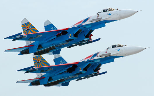 Обои на рабочий стол Пара истребителей Су-27 из подразделения 'Русские Витязи' отрабатывают учебно-тренировочные задачи в составе пары