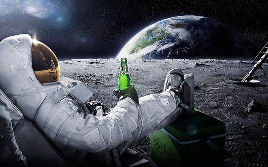 Обои на рабочий стол Космонавт пьет пиво на луне (Carlsberg)