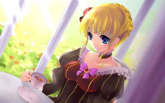 Обои на рабочий стол Беатриче / Beatrice из аниме 'Когда плачут чайки' / 'Umineko no Naku Koro ni' в стиле чиби держит чашку чая, за окном виден сад