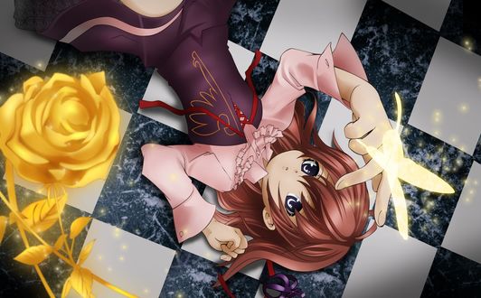Обои на рабочий стол Мария Уширомия / Maria Ushiromia из аниме 'Когда плачут чайки' / 'Umineko no Naku Koro ni' лежит на полу и держит золотую бабочку на пальце, возле нее - золотая роза