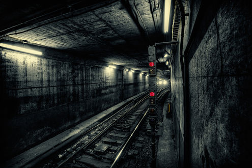 Обои на рабочий стол Поезд едет по темному туннелю метро