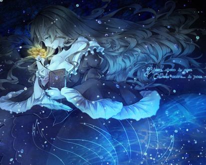 Обои на рабочий стол Беатриче / Beatrice из аниме 'Когда плачут чайки' / 'Umineko no Naku Koro ni' с цветком и книгой (Riposa, riposa in pace. Dolce amore... in pace / Отдых, отдых в мире. Сладкая любовь... в мире)