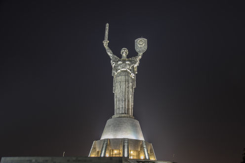 Обои на рабочий стол Грандиозный мемориальный комплекс  'Национальный музей истории Великой Отечественной войны 1941-1945 годов' сооружен в 1981 г. на Печерских холмах над Днепром, Киев, Украина / Kiev, Ukraine