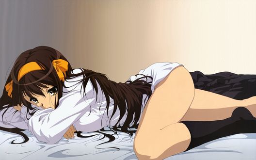 Обои на рабочий стол Suzumiya Haruhi / Харухи Судзумия лежащая на кровати, из аниме Suzumiya Haruhi no Yuutsu / Меланхолия Харухи Судзумии