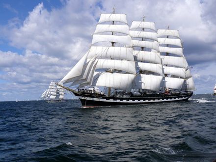 Обои на рабочий стол Парусный корабль Крузенштерн в море среди катеров и яхт