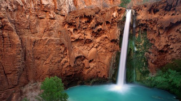 Обои на рабочий стол Горный водопад