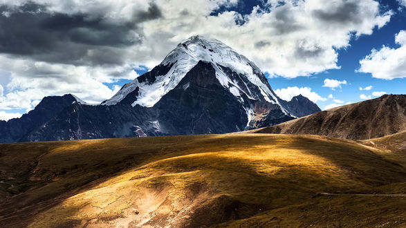 Обои на рабочий стол Снежный пик горы, Тибет, Китай / Tibet, China