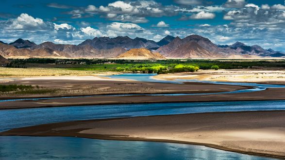 Обои на рабочий стол Река в долине в горах Тибета, Китай / Tibet, China