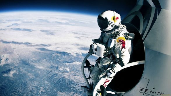 Обои на рабочий стол Felix Baumgartner / Феликс Баумгартнер в космическом скафандре готовится к прыжку из стратосферы