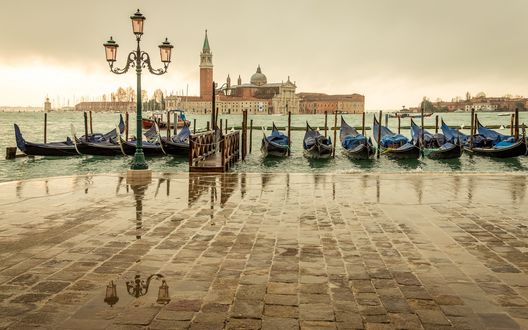Обои на рабочий стол Пришвартованные у берега лодки, Венеция / Venice, Италия / Italy
