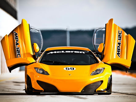 Обои на рабочий стол Желтый McLaren / МакЛарен MP4-12C с открытыми дверями