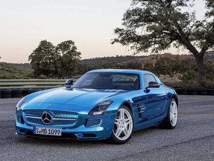 Обои на рабочий стол Mercedes / Мерседес SLS Electro голубого цвета стоит на дороге у дерева