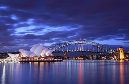 Обои на рабочий стол Сиднейский оперный театр / Sydney opera house, Австралия, Сидней / Australia, Sydney, на фоне вечернего пасмурного неба и моста