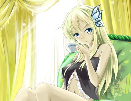 Обои на рабочий стол Сэна Касивадзаки / Sena Kashiwazaki сидит на кровати с чашкой в руке из аниме У меня мало друзей / Boku wa Tomodachi ga Sukuna