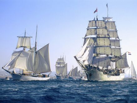 Обои на рабочий стол Парусный фрегат в открытом море