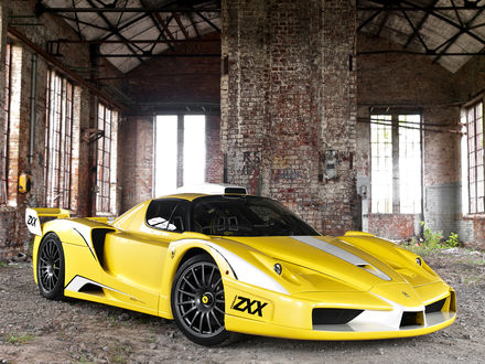 Обои на рабочий стол Желтый Ferrari / Феррари Edo Competition Ferrari Enzo ZXX припаркован в заброшенном здании