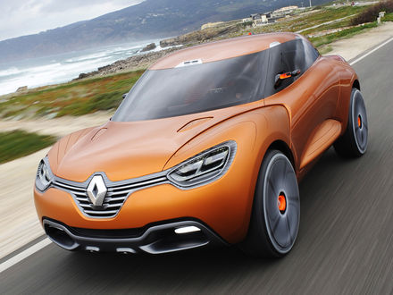 Обои на рабочий стол Автомобиль Renault Captur / Рено Каптюр (Захватчик) на дороге