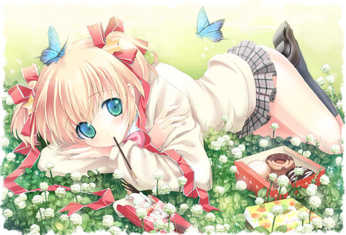 Обои на рабочий стол Komari Kamikita из аниме Little Busters! / Маленькие проказники лежит на траве с коробкой пончиков, над ней летают бабочки
