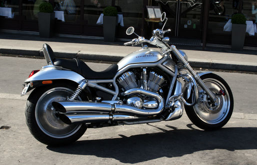 Обои на рабочий стол Мотоцикл Harley Davidson стоит на дороге