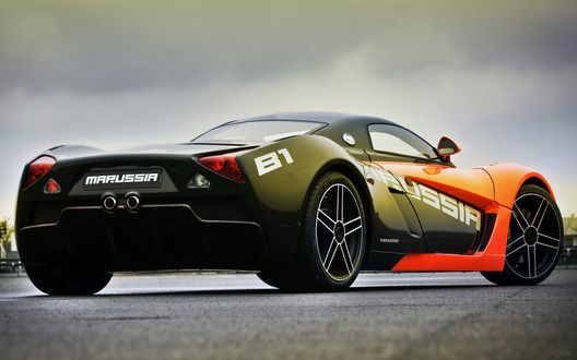 Обои на рабочий стол Русский суперкар Marussia B1, стоит на дороге