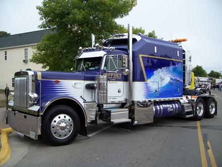 Обои на рабочий стол Синий тягач(PETERBILT) Возле дома