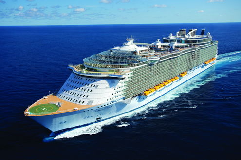Обои на рабочий стол Плывущий по синему морю круизный лайнер Oasis of the Seas с вертолетной площадкой