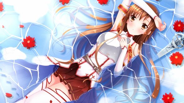 Обои на рабочий стол Юки Асуна / Yuuki Asuna лежит в воде, вокруг нее красные цветы из аниме Мастера меча онлайн / Sword Art Online