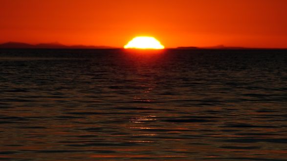 Обои на рабочий стол Алый закат на море