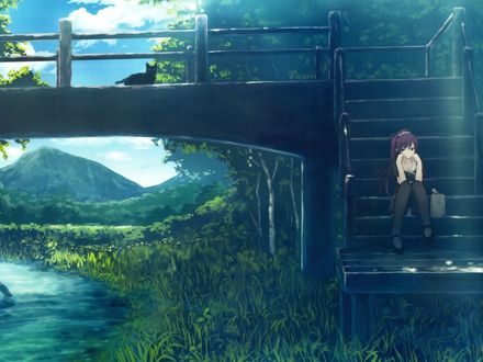 Обои на рабочий стол Хитаги Сэндзегахара / Hitagi Senjougahara из аниме Bakemonogatari / Монстрассказы / Истории Чудовищ с сумкой рядом сидит на лестнице около небольшой реки, вверху по мосту проходит черная кошка, а позади на горизонте виднеется зеленая гора