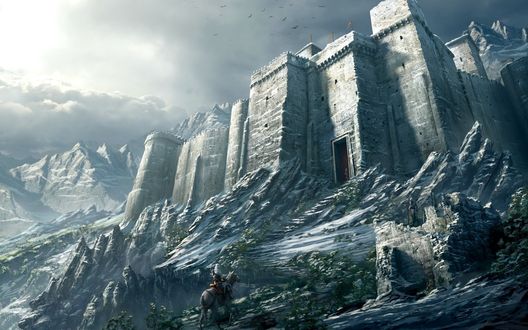 Обои на рабочий стол Assassin / Ассасин на коне поднимается к замку, окруженному горами, из игры Кредо Ассасина / Assassin’s Creed, арт / art