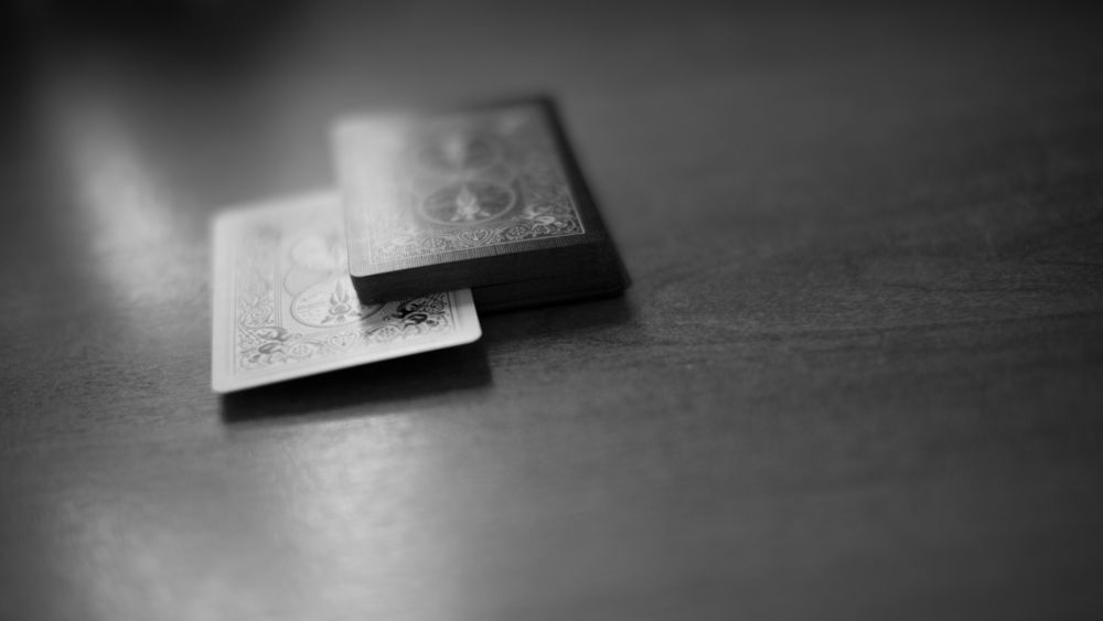Обои для рабочего стола Карты на столе
