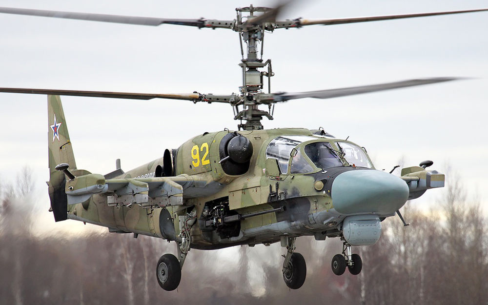 Обои для рабочего стола В воздухе боевой вертолет Российских ВВС К-52