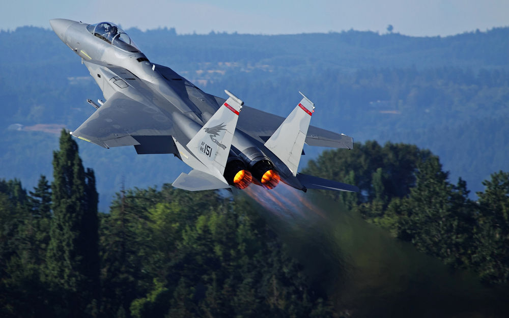 Обои для рабочего стола Американский истребитель F-15 выполняет взлет на форсаже