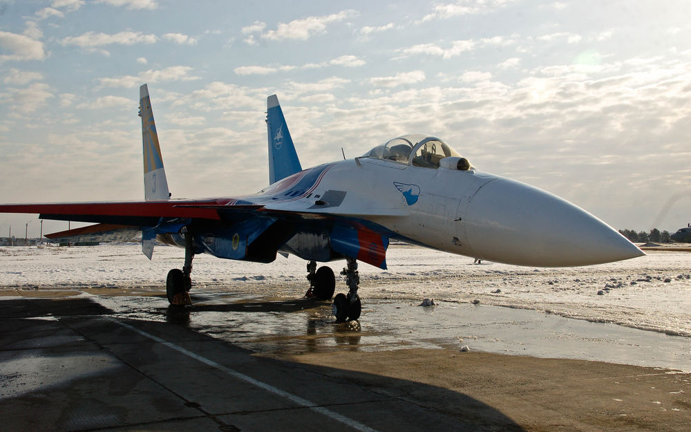 Обои для рабочего стола Истребитель Российских ВВС Миг-27 из подразделения 'Русский Витязь' стоит на заснеженной стоянке аэродрома