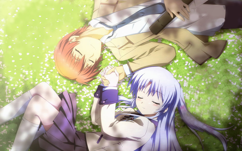 Обои для рабочего стола Юдзуру Отонаси / Yuzuru Otonashi и Канадэ Татибана / Kanade Tachibana из аниме 'Ангельские ритмы! / Angel Beats!' лежат на траве, держась за руки