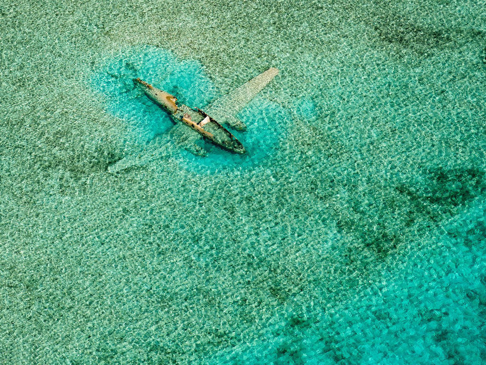 Обои для рабочего стола Затонувший самолет в море