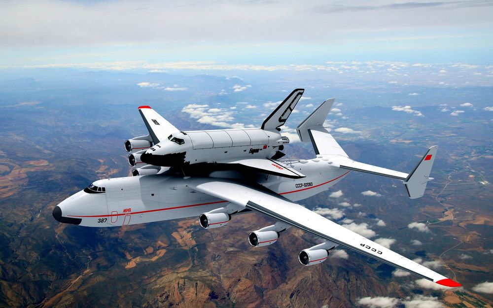 Обои для рабочего стола Два самолета Ан-225 'Мрия' и 'Буран' произвели стыковку в небе