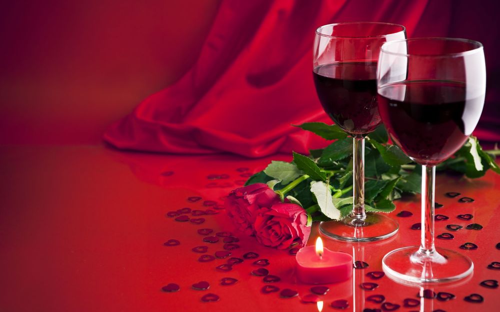 Обои для рабочего стола Два бокала красного вина, красные розы и сердечки
