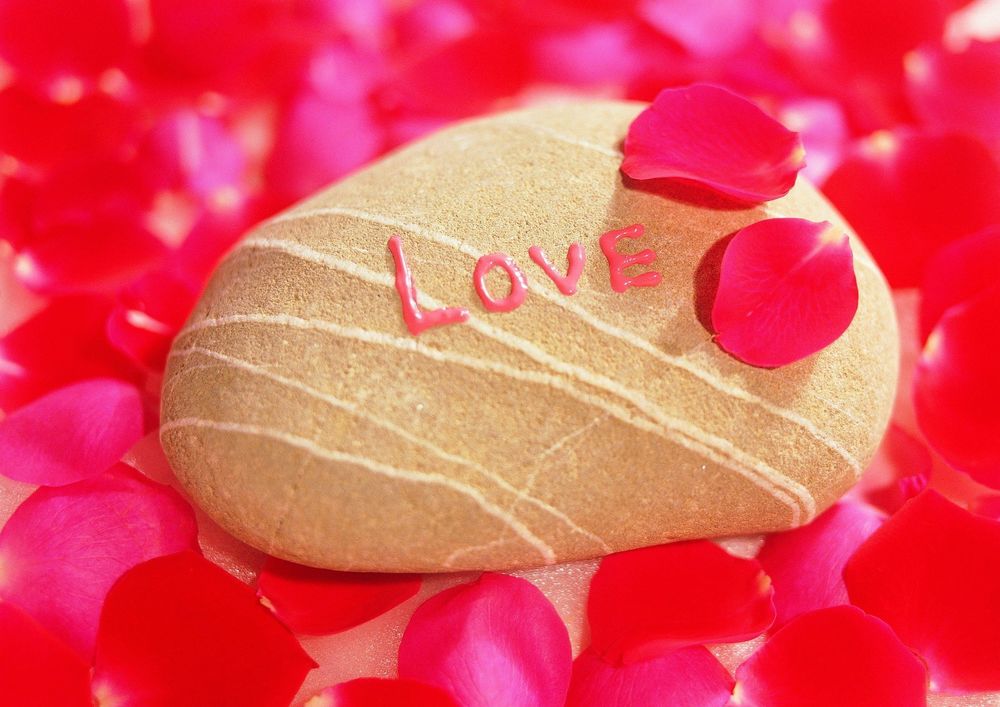 Обои для рабочего стола На желтьом камне написано Love