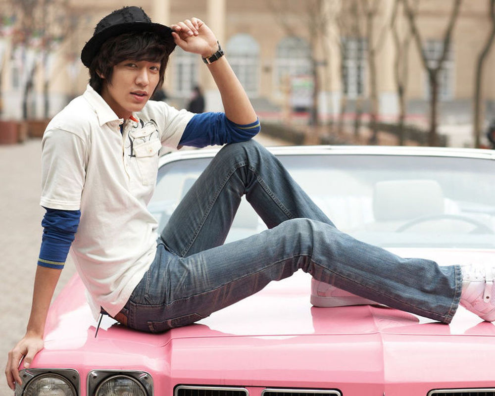 Обои для рабочего стола Южнокорейский актер Ли Мин Хо / Lee Min Ho сидит на капоте машины