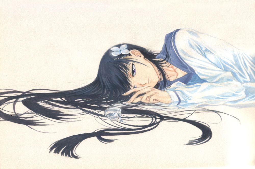 Обои для рабочего стола Санка Рэя / Sanka Rea из аниме «Санкарэя» / «Sankarea» лежит с голубым цветком гортензии в волосах возле опрокинутого пузырька, из которого льется вода