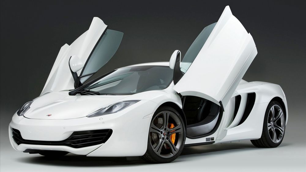 Обои для рабочего стола Белый McLaren MP4 12C 2011 / Макларен на сером фоне