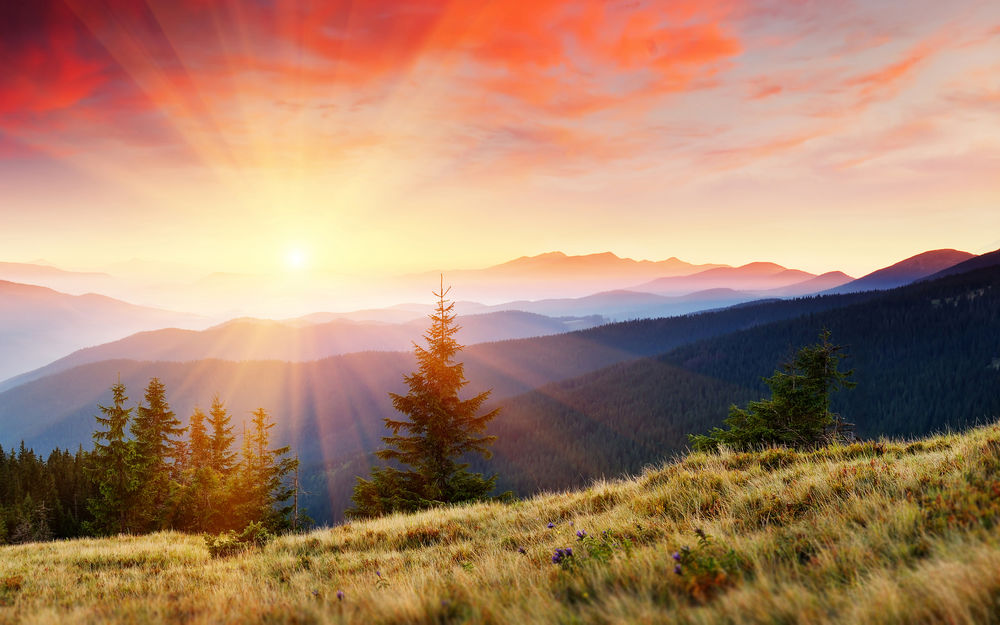 Обои для рабочего стола Закат над туманными горами