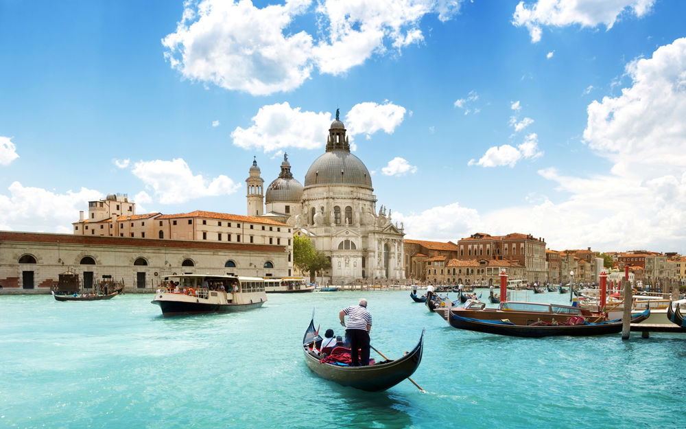 Обои для рабочего стола Город Венеция / Venezia, Италия / Italy, на воде люди на лодках на фоне зданий города