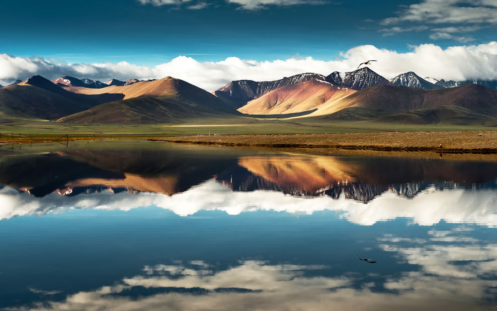 Обои для рабочего стола Облака и горы отражаются в воде, Тибет, Китай / Tibet, China