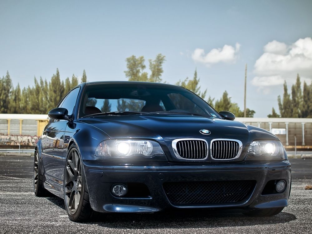 Обои для рабочего стола Черный BMW 3 / БМВ 3 на фоне неба и деревьев